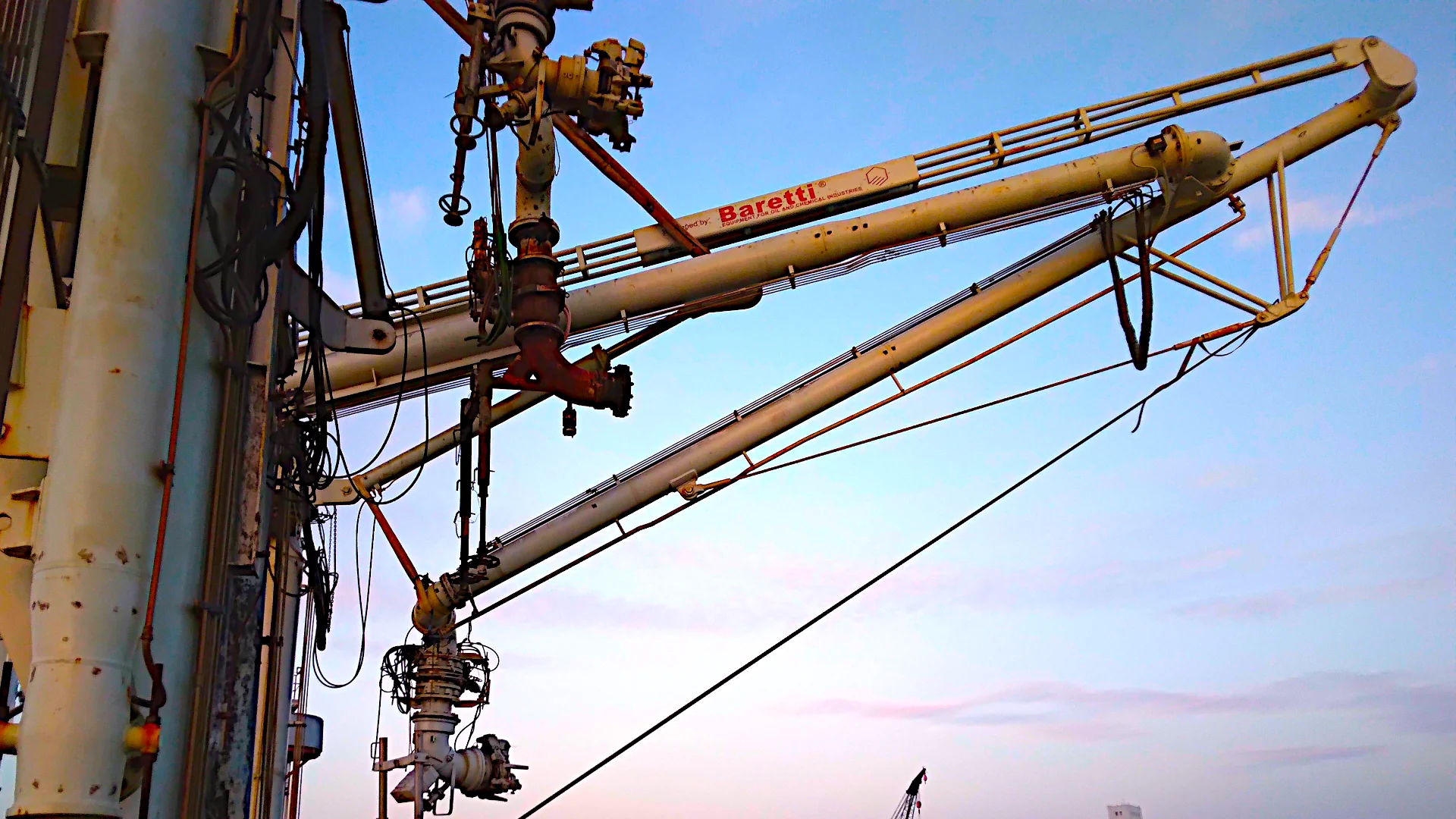 Marine jetty loading and unloading systems