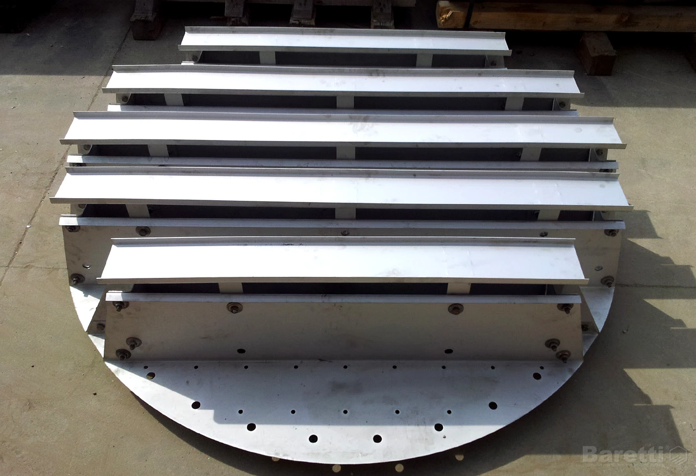 Vapor distributor installed on circular support plate