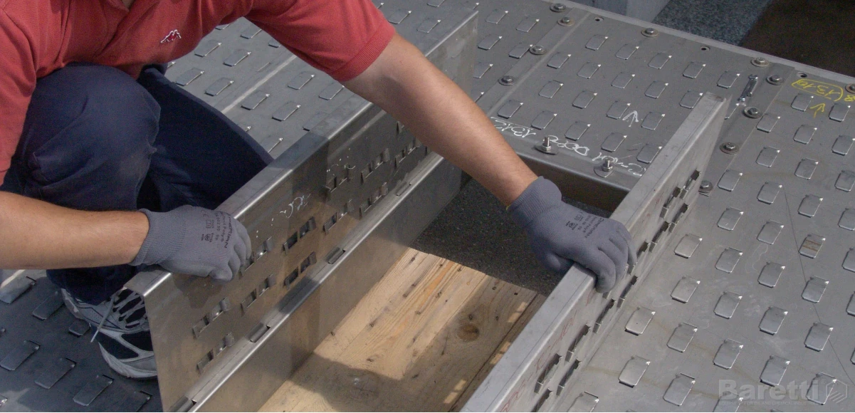 Floating valves trays assembly detail