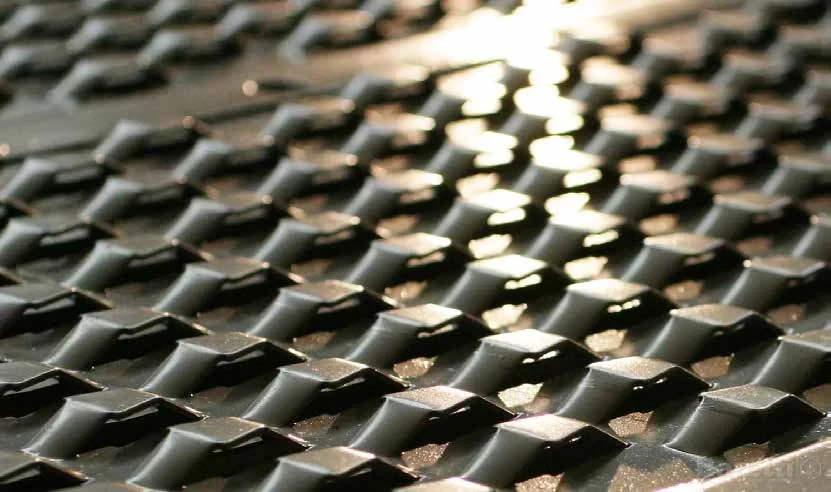 High-capacity tray deck close-up